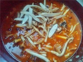 待水开了后，倒入茶树菇