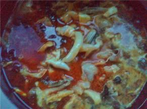 将锅中菜煮5分钟以后，依次放入鱼肉