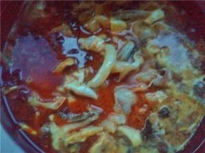 将锅中菜煮5分钟以后，依次放入鱼肉