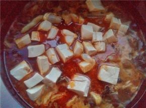倒入鱼肉煮10分钟倒入豆腐