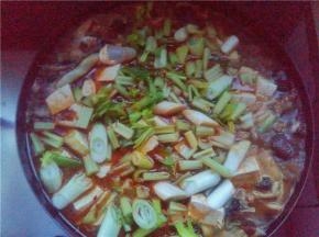 撒上芹菜煮一分钟