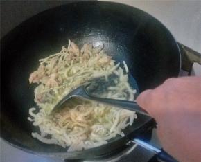 锅中倒入油热锅，倒入肥肉丝爆一分钟