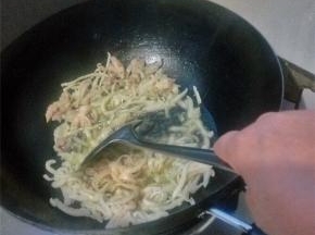 锅中倒入油热锅，倒入肥肉丝爆一分钟