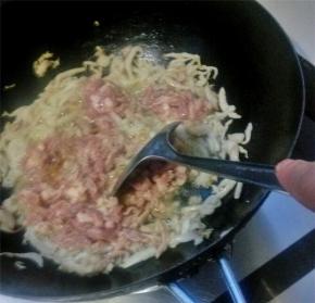 肥肉炒至金黄，倒入瘦肉丝混合