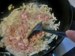 肥肉炒至金黄，倒入瘦肉丝混合