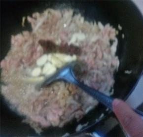 将肥肉丝和瘦肉丝翻炒一会后倒入姜蒜豆瓣和盐巴