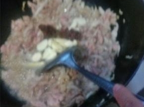 将肥肉丝和瘦肉丝翻炒一会后倒入姜蒜豆瓣和盐巴