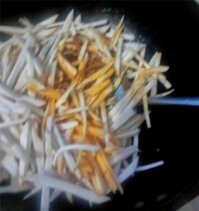 倒入鸡腿菇翻炒