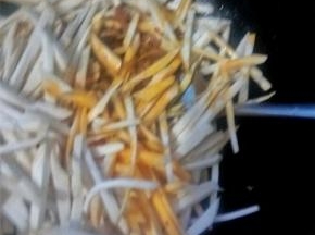 倒入鸡腿菇翻炒