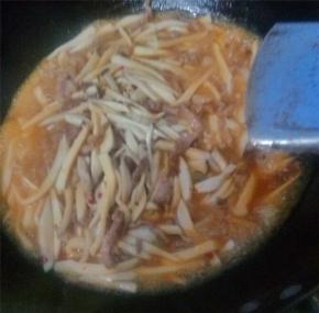 翻炒几分钟后就可以出锅了，这个时候放入鸡精