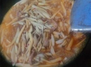 翻炒几分钟后就可以出锅了，这个时候放入鸡精