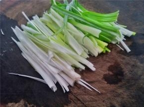 切好葱丝，肉丝