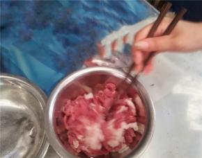 将切好的肉丝装入碗内。加盐、酱油、水拌匀。