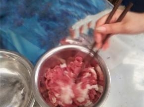 将切好的肉丝装入碗内。加盐、酱油、水拌匀。