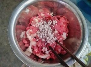 将淀粉倒入碗中搅拌