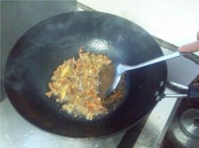 锅中倒入油热锅，倒入肉大火翻炒