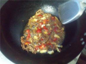 炒出香味，放入泡海椒和姜蒜