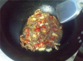 炒出香味，放入泡海椒和姜蒜