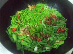 翻炒一会后，倒入韭花快速翻炒