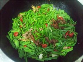 翻炒一会后，倒入韭花快速翻炒