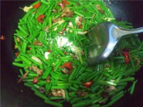 翻炒一会放入适量味精盐巴