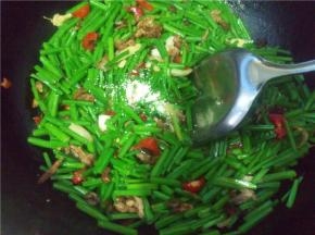 翻炒一会放入适量味精盐巴