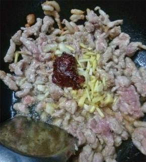 锅中倒入油热锅，倒入肥肉先煎一会