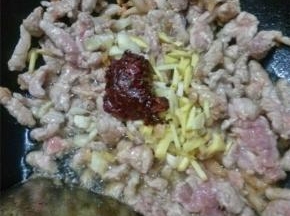 锅中倒入油热锅，倒入肥肉先煎一会