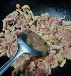 待肉煎至金黄，放入姜蒜豆瓣