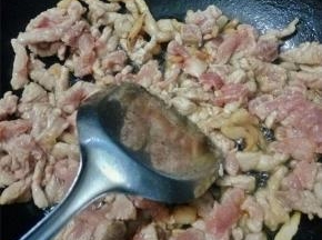 待肉煎至金黄，放入姜蒜豆瓣