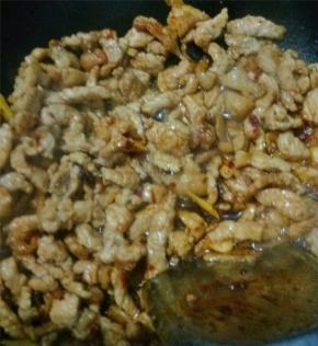 将肉和姜蒜豆瓣翻炒至到肉香