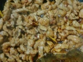 将肉和姜蒜豆瓣翻炒至到肉香
