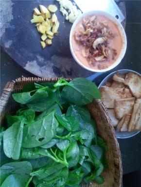 准备好食材，提前煎好豆腐