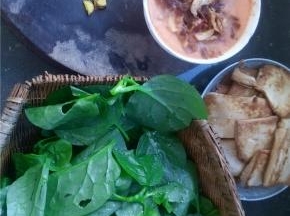准备好食材，提前煎好豆腐