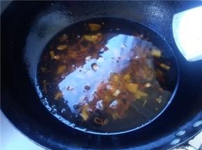 锅中倒入油热锅，倒入姜蒜爆锅，在倒入猪肉下锅，然后放点豆瓣，炒香后倒入水