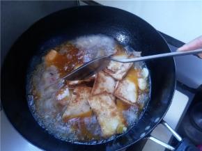 待水开了以后，倒入煎好的豆腐