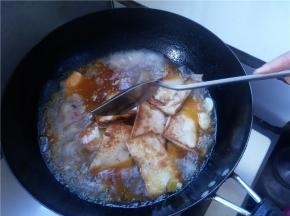 待水开了以后，倒入煎好的豆腐