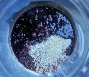 准备调料，放豆油浅粉盐巴鸡精混合均匀