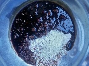 准备调料，放豆油浅粉盐巴鸡精混合均匀