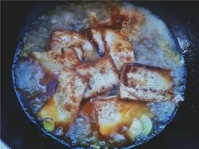 待豆腐煎到金黄