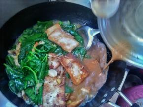 翻煮一下豆腐菜，注意不要翻得太用力，倒入调料