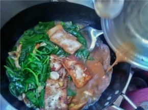 翻煮一下豆腐菜，注意不要翻得太用力，倒入调料