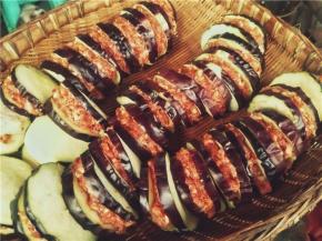 夹好肉馅的茄子饼，放在一边备用