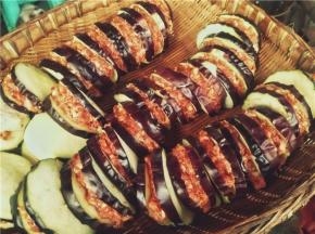 夹好肉馅的茄子饼，放在一边备用
