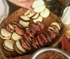 准备好食材，将茄子切成半圆形，对半剖开不要剖断，在茄子饼中间夹肉