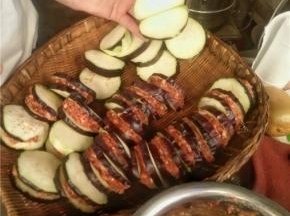 准备好食材，将茄子切成半圆形，对半剖开不要剖断，在茄子饼中间夹肉