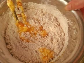 打2散两个鸡蛋搅拌，然后倒入淀粉混合，然后倒入适量酱油，搅拌均匀
