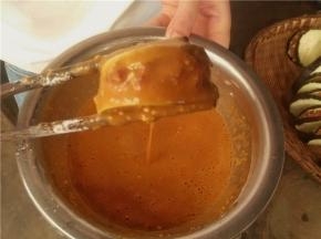 锅中倒油热锅，将茄饼放在调好的鸡蛋液中翻裹