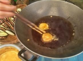 将裹好的茄饼放入锅中油炸