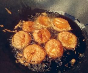 依次夹入茄饼油炸，适时翻面